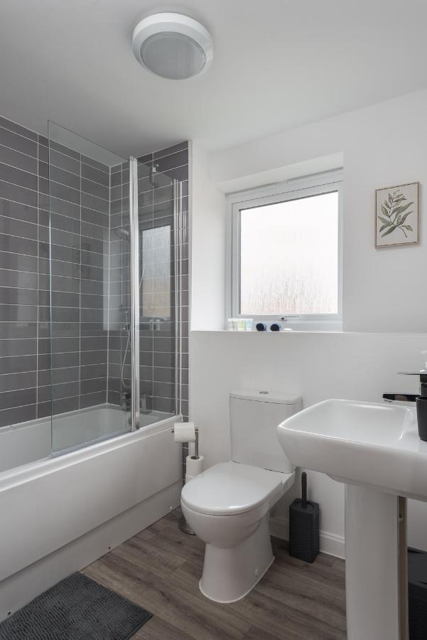 Two Bedroom Apartment - Milton Keynes By Aryas Properties Broughton  Bagian luar foto